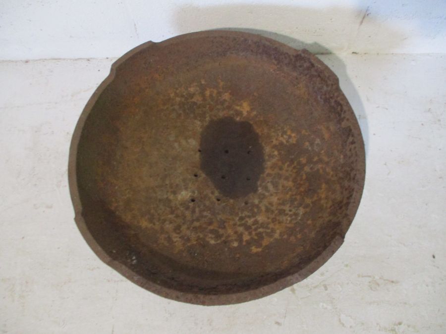 A cast iron trough - diameter 44.5cm height 18cm - Image 2 of 5