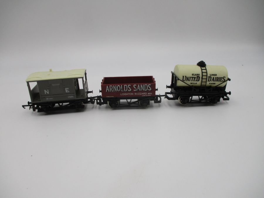 A Hornby OO gauge locomotive and tender (8509), along with three Inner City coaches and a - Image 16 of 20