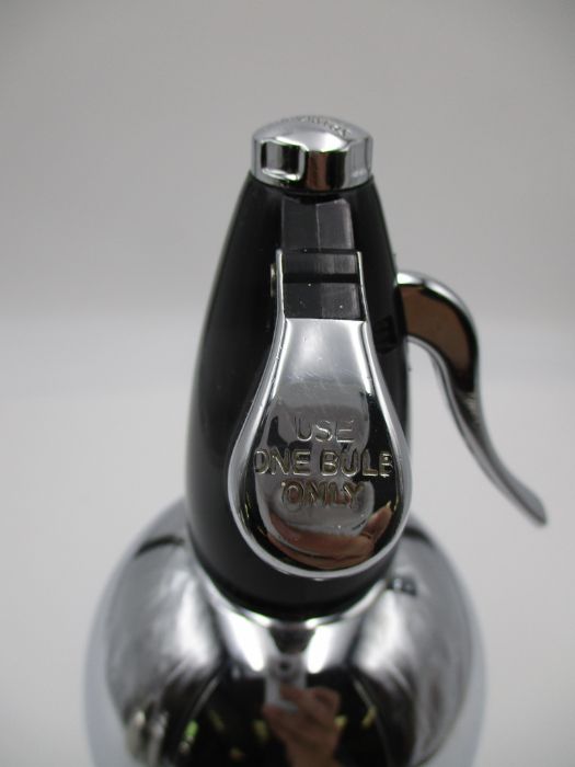 A Sparklets soda siphon, along with two chrome cocktail shakers - Image 3 of 6