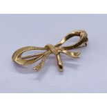 A 9ct gold brooch in the form of a bow, weight 3.2g