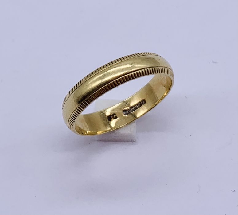 An 18ct gold wedding band, weight 3g