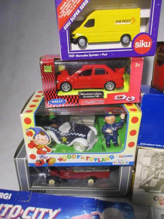 A collection of boxed die-cast vehicles including Corgi Transport of The 30's, Lledo Promotional - Image 3 of 21