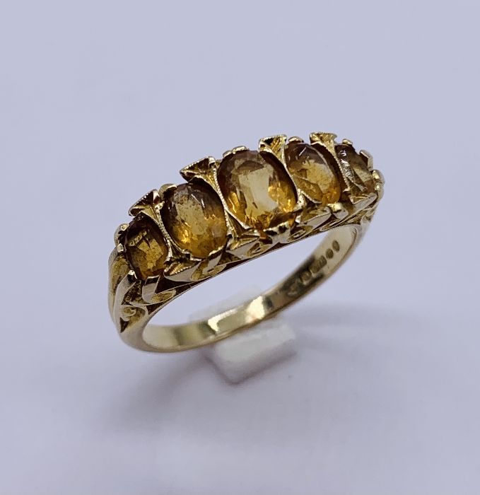 A 9ct gold ring set with 5 graduated Citrines