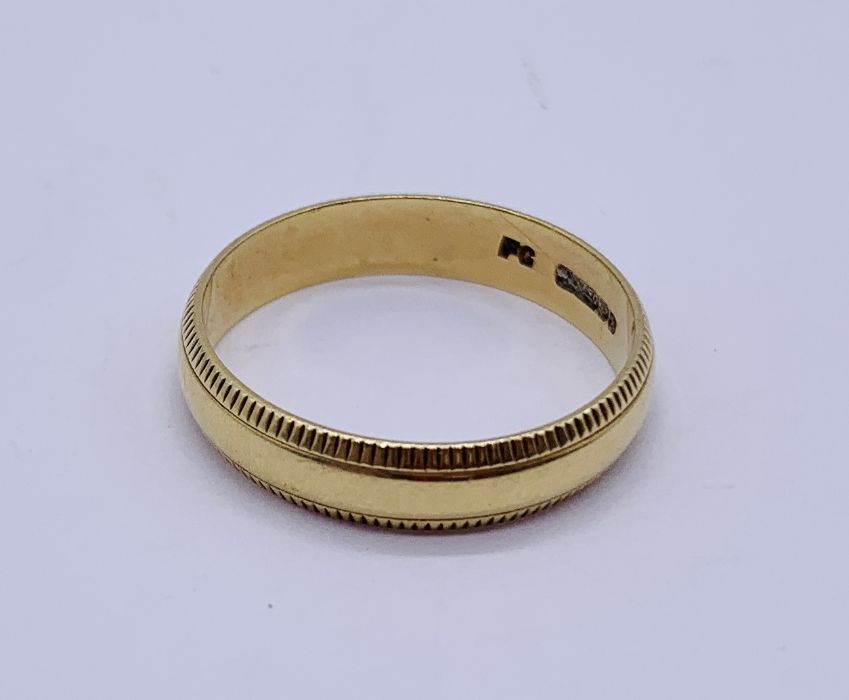 An 18ct gold wedding band, weight 3g - Image 2 of 2