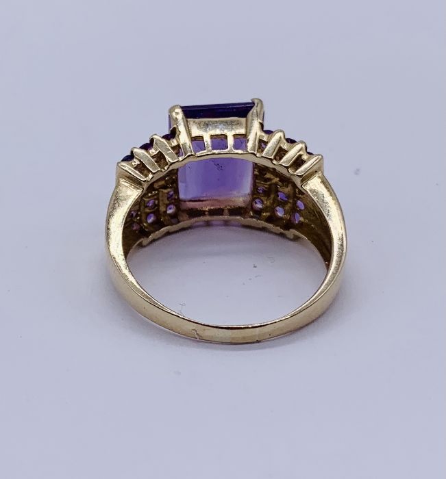 A large 10ct gold ring set with a central amethyst with diamond and amethyst shoulders - Image 4 of 4