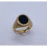 A gentleman's 9ct gold signet ring set with onyx, total weight 6.7g