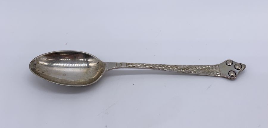 A cased Arts & Crafts hallmarked silver two handled bowl and matching spoon, hallmarked for Barker - Image 5 of 5