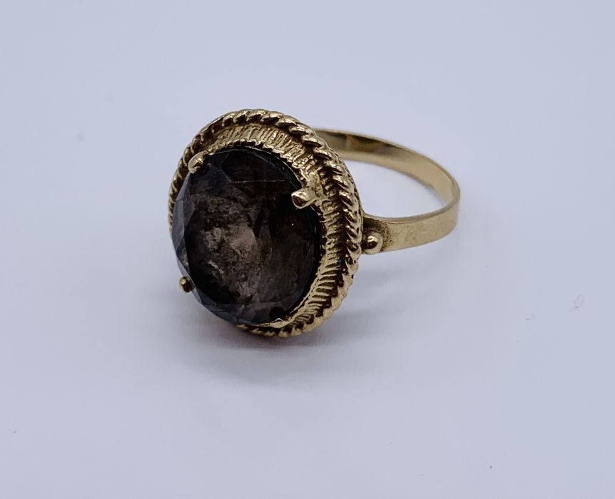 A 9ct gold ring set with a smoky topaz - Image 3 of 4