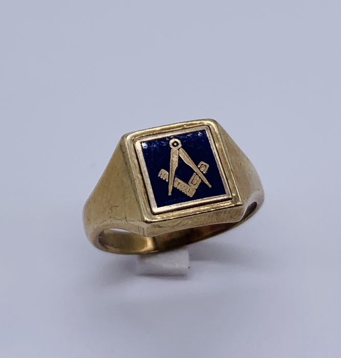 A 9ct gold and blue enamelled Masonic ring, total weight 9g