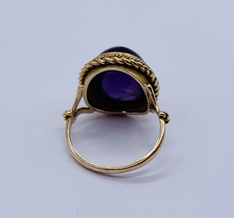 A 9ct gold ring set with a large cabochon amethyst - Image 3 of 3