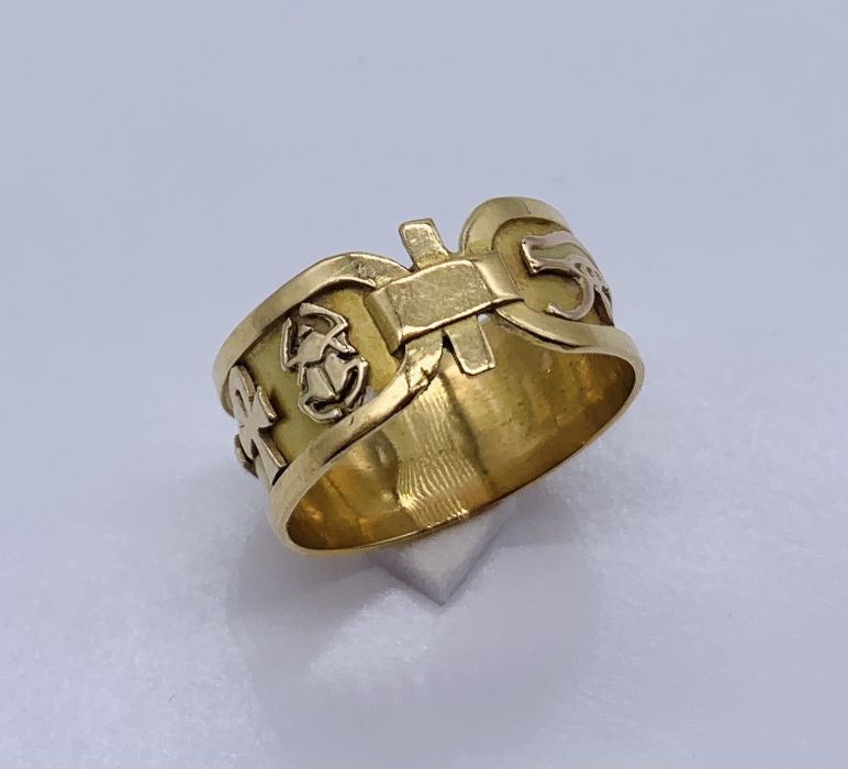 An 18ct gold (tested) Egyptian wedding band decorated with various hieroglyphs, weight 3.5g - Image 2 of 3