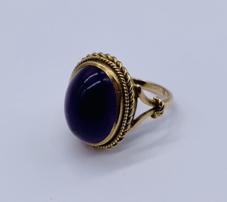 A 9ct gold ring set with a large cabochon amethyst - Image 2 of 3