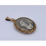 A 9ct gold photograph pendant