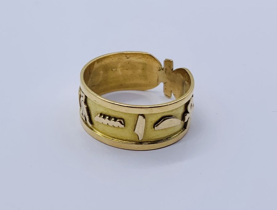 An 18ct gold (tested) Egyptian wedding band decorated with various hieroglyphs, weight 3.5g - Image 3 of 3