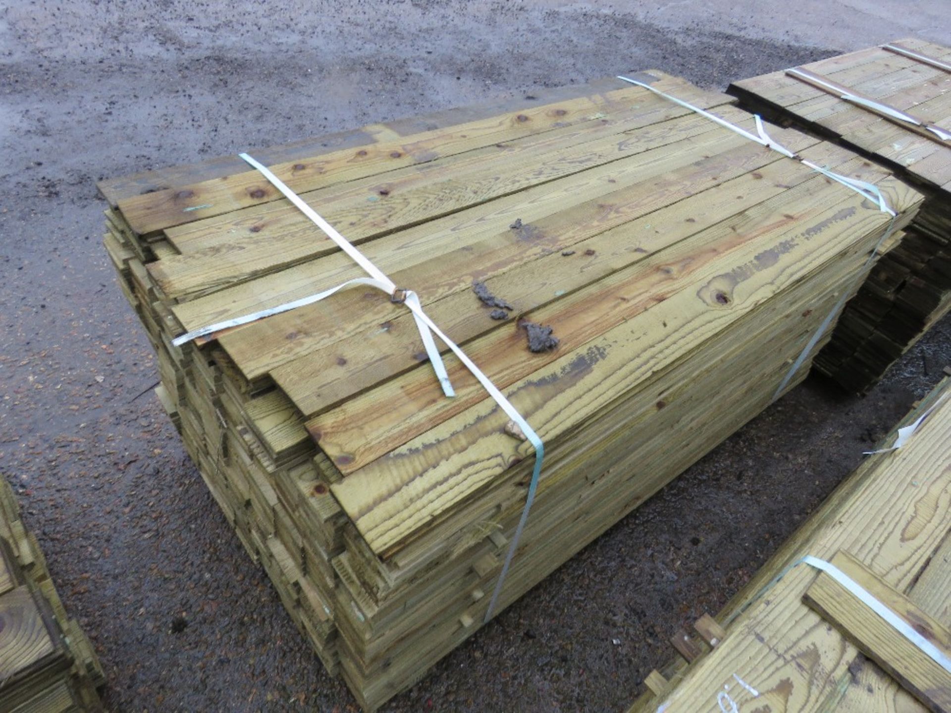 LARGE PACK OF FEATHER EDGE TIMBER FENCE CLADDING. 1.80M LENGTH X 10.5CM WIDTH APPROX. - Image 3 of 3