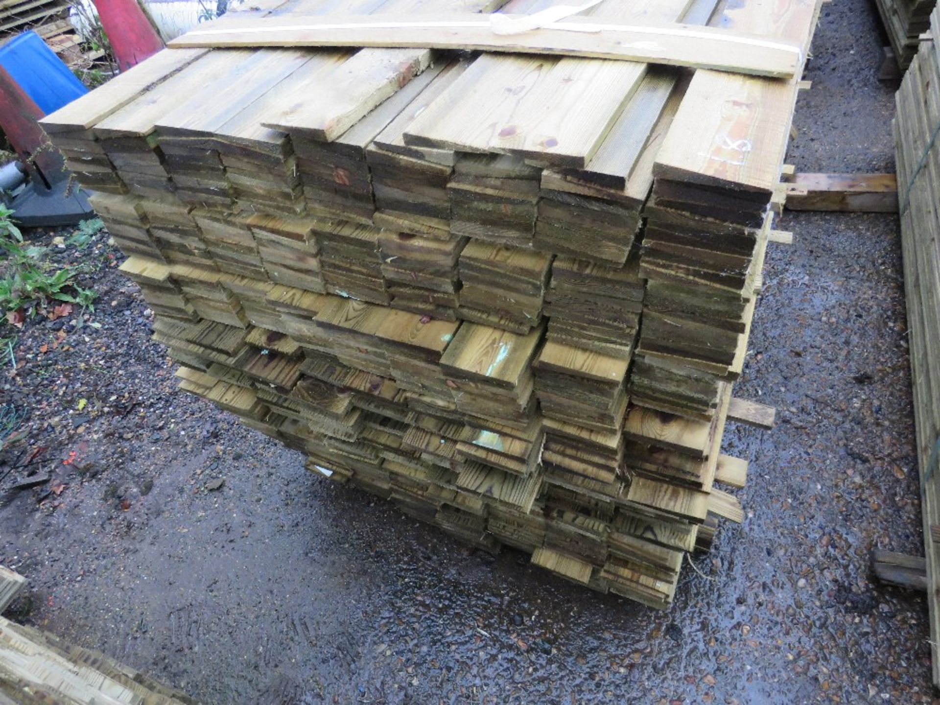 LARGE PACK OF FEATHER EDGE TIMBER FENCE CLADDING. 1.8M LENGTH X 10.5CM WIDTH APPROX. - Image 2 of 3