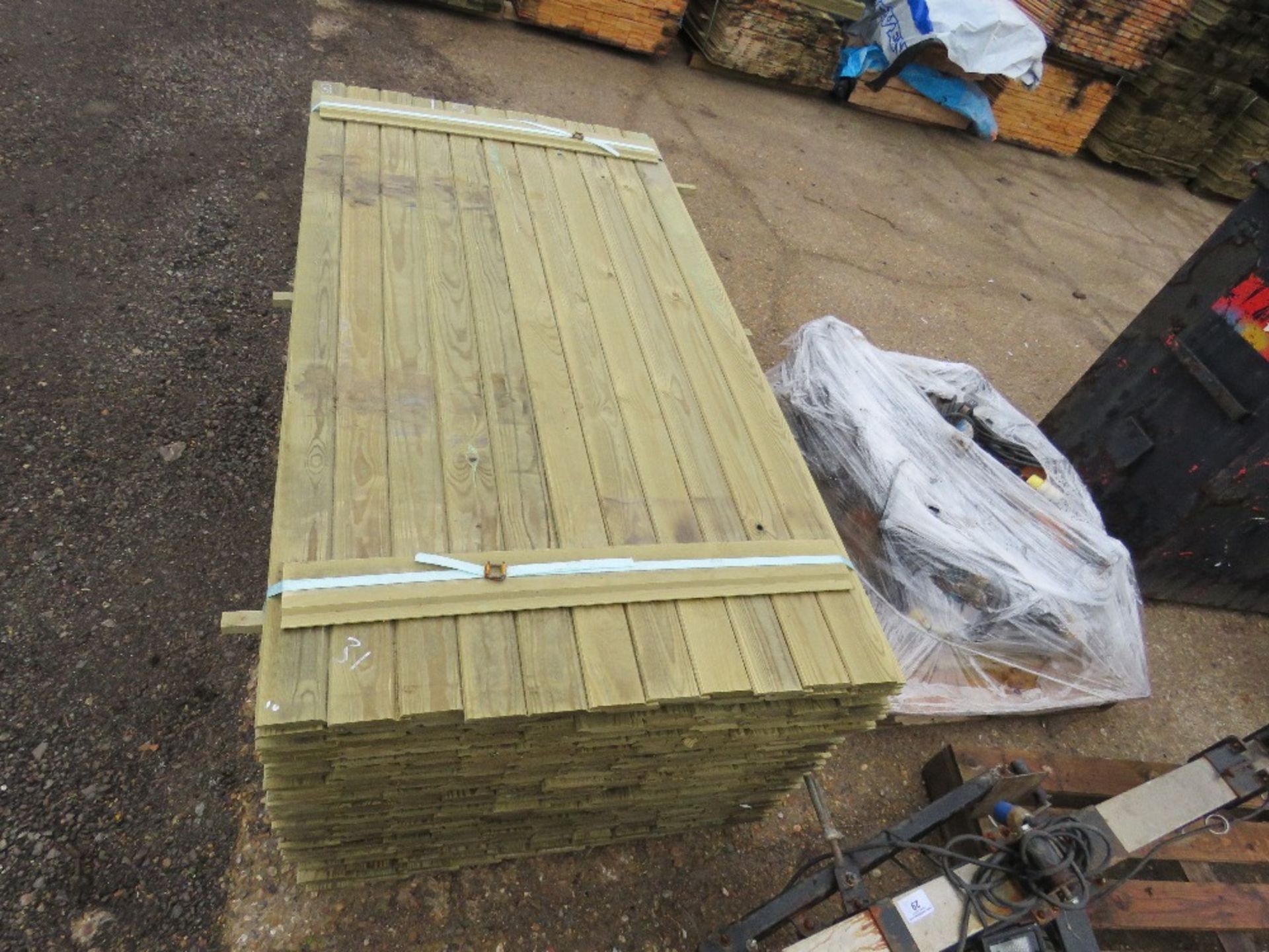 PACK OF SHIPLAP TIMBER CLADDING 1.73M X 10CM APPROX. - Image 3 of 3