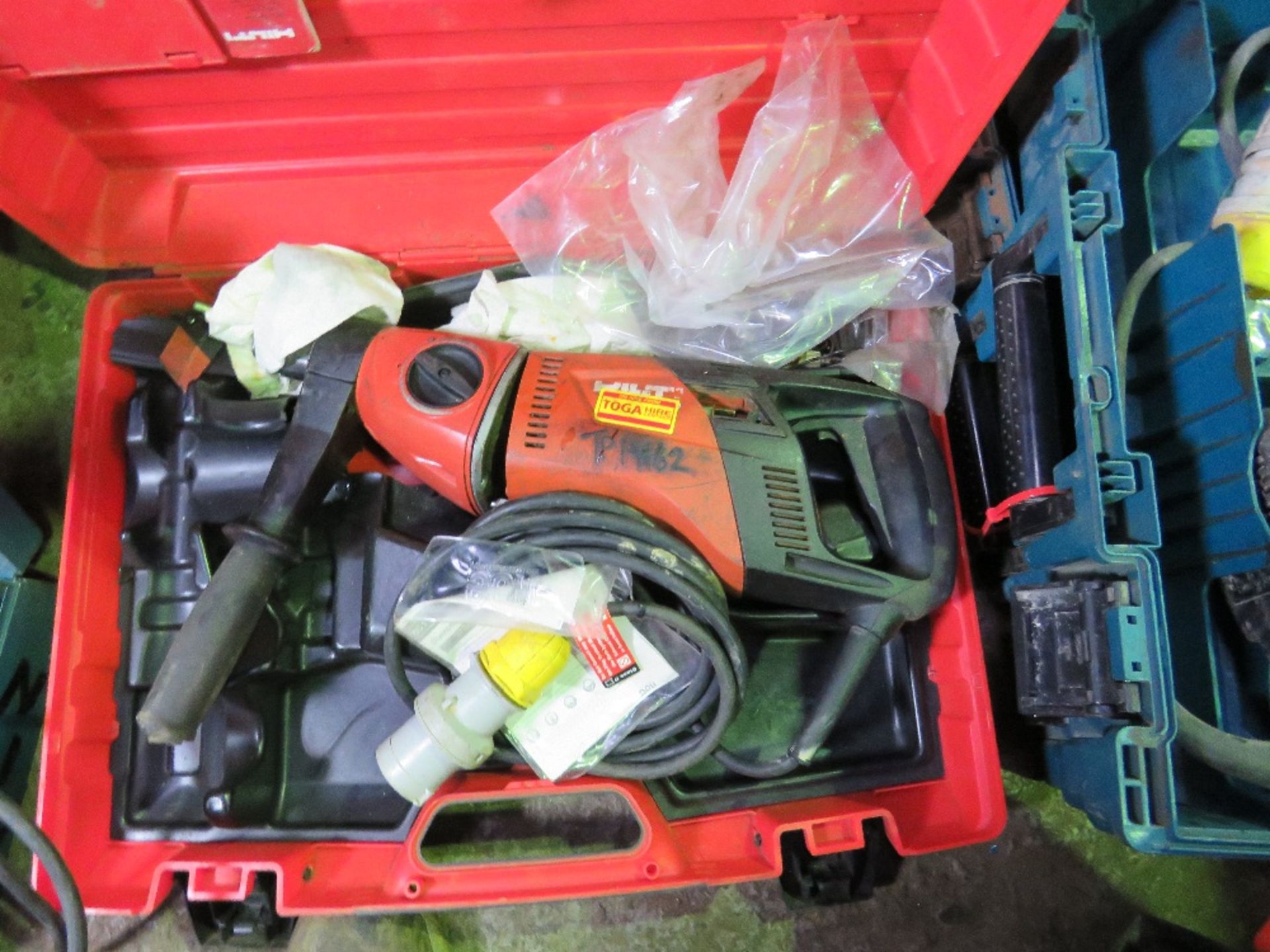 HILTI DD110-D DIAMOND DRILL PLUS ANOTHER ONE FOR SPARES/REPAIR. UNTESTED, CONDITION UNKNOWN. - Image 2 of 2