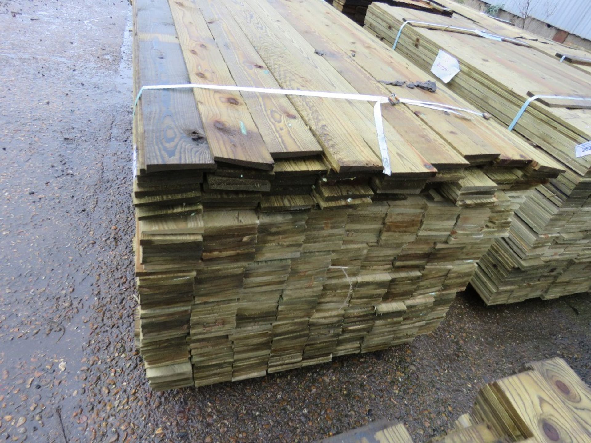 LARGE PACK OF FEATHER EDGE TIMBER FENCE CLADDING. 1.80M LENGTH X 10.5CM WIDTH APPROX. - Image 2 of 3