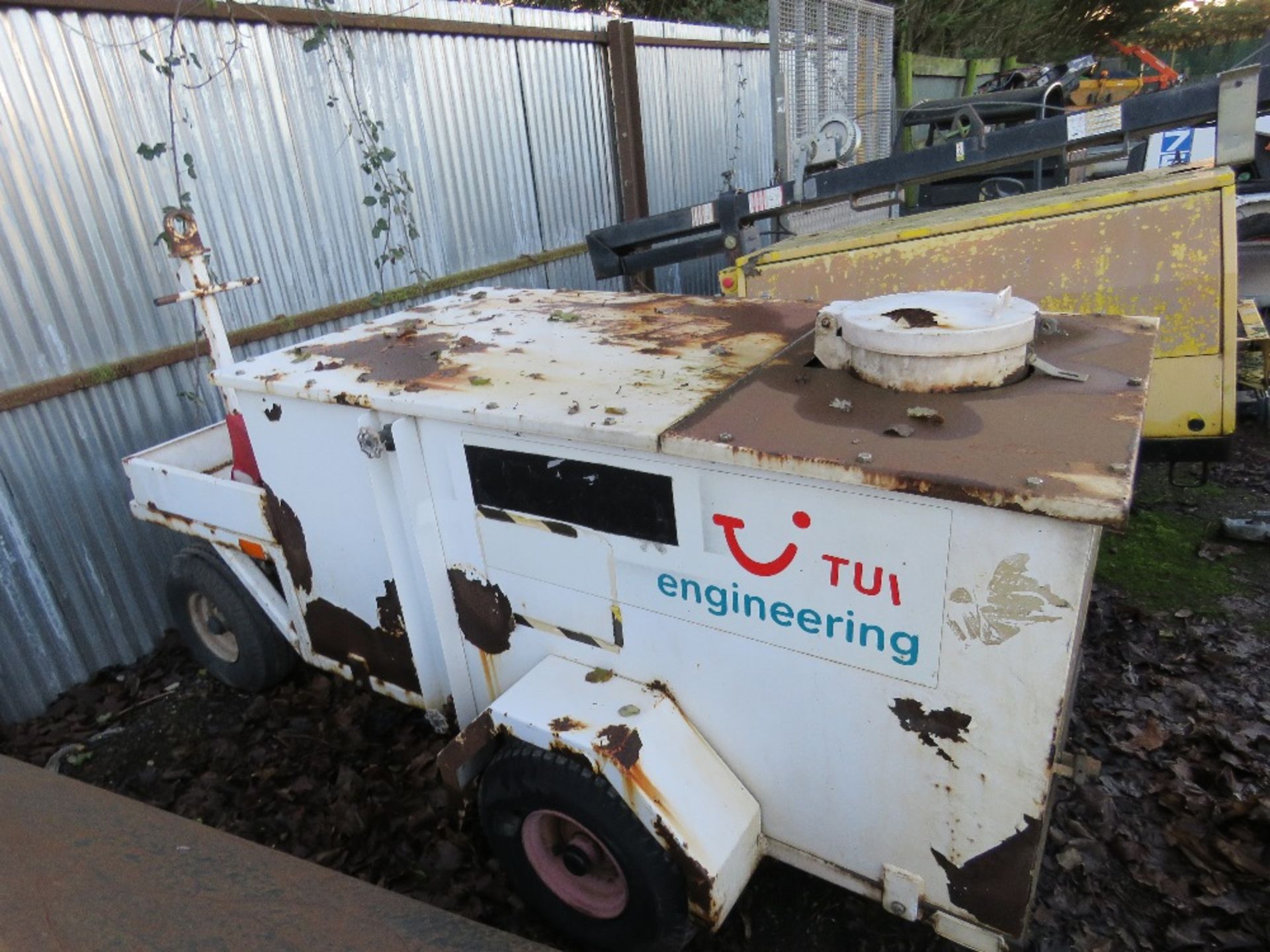 4 WHEELED WASTE OIL COLLECTION TRAILER, PREVIOUSLY USED AT MAJOR AIRPORT. - Image 4 of 4