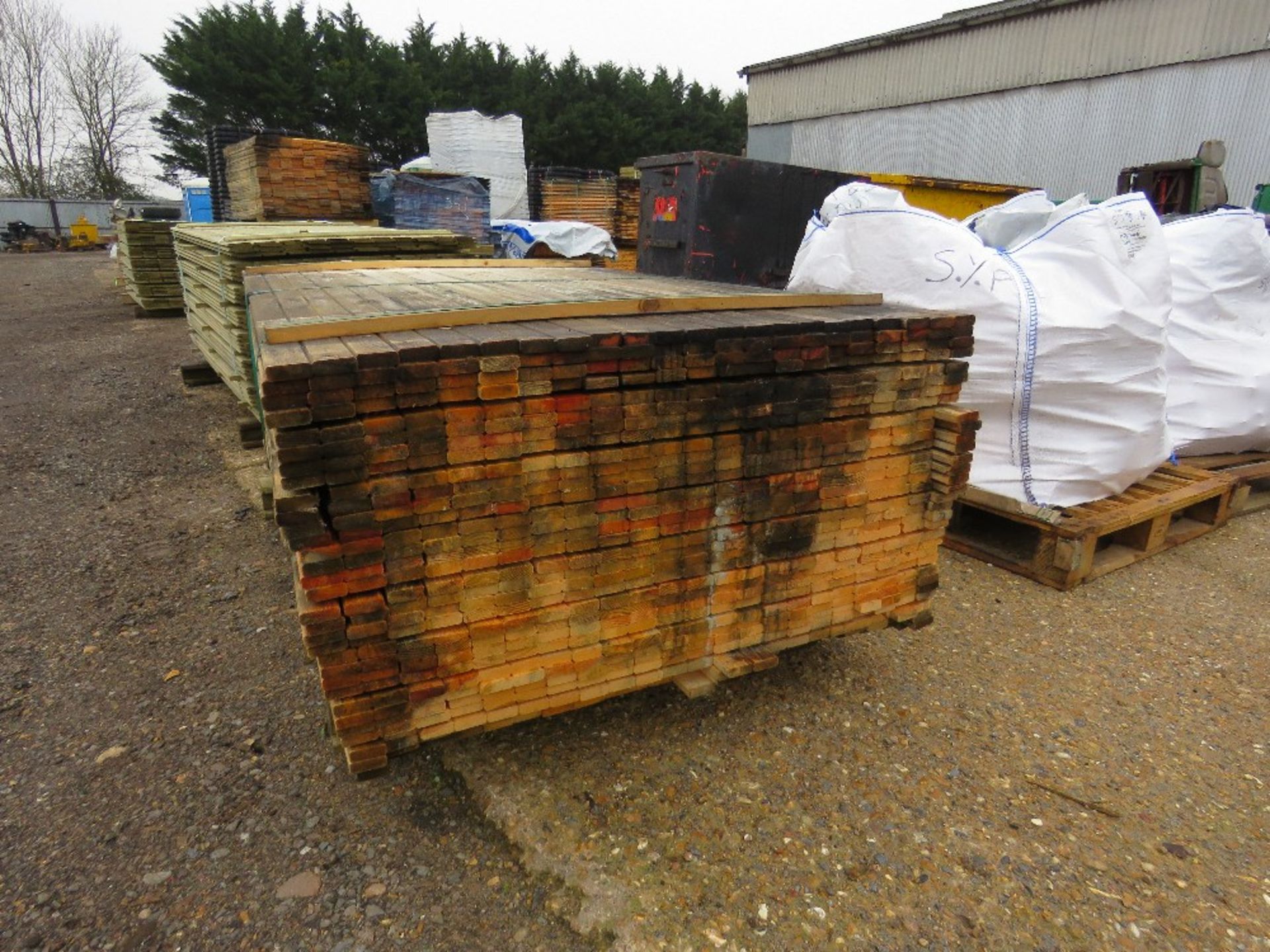 LARGE PACK OF VENETIAN UNTREATED FENCING SLATS 1.83M X 5CM APPROX. - Image 2 of 3