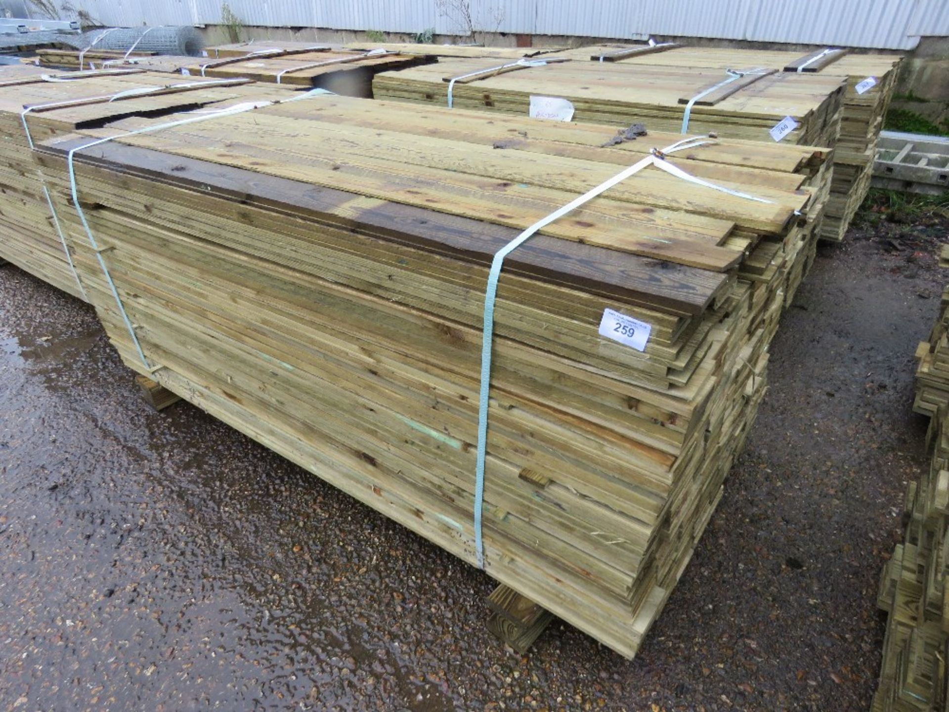 LARGE PACK OF FEATHER EDGE TIMBER FENCE CLADDING. 1.80M LENGTH X 10.5CM WIDTH APPROX.