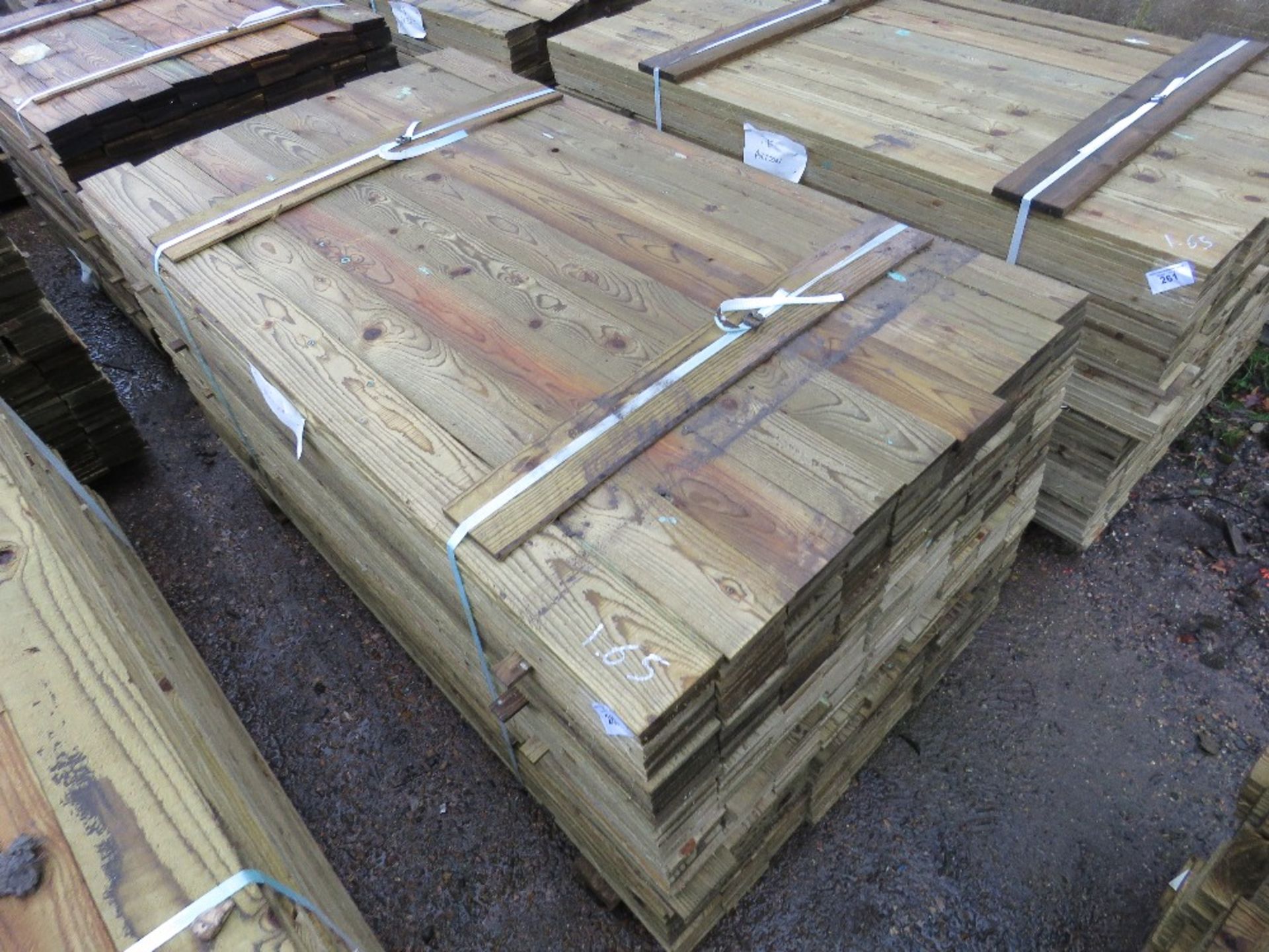 LARGE PACK OF FEATHER EDGE TIMBER FENCE CLADDING. 1.65M LENGTH X 10.5CM WIDTH APPROX. - Image 2 of 2