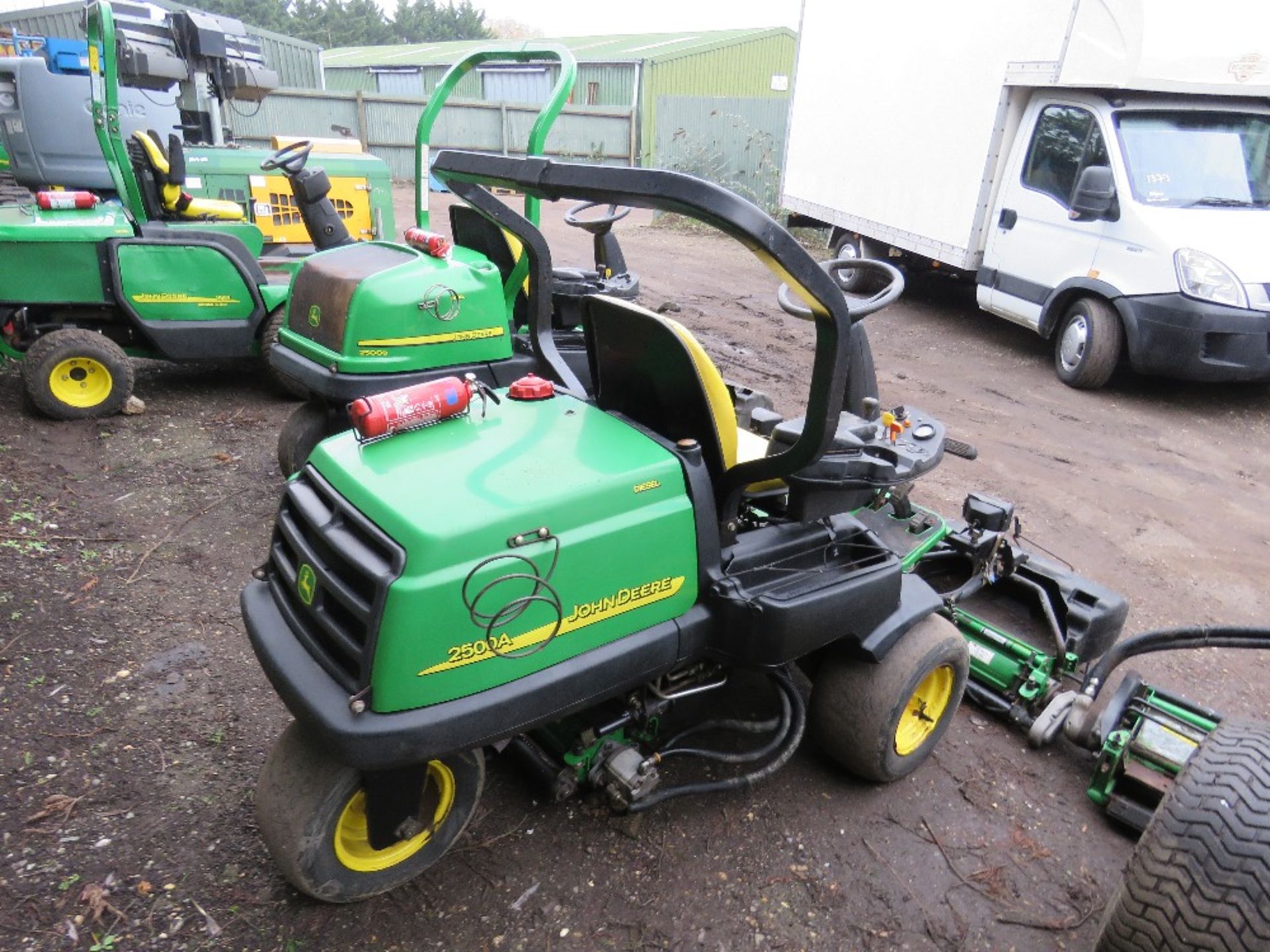 JOHN DEERE 2500A 3 WHEELED GREENS MOWER WITH COLLECTION BOXES. YEAR 2005 BUILD. - Image 4 of 8