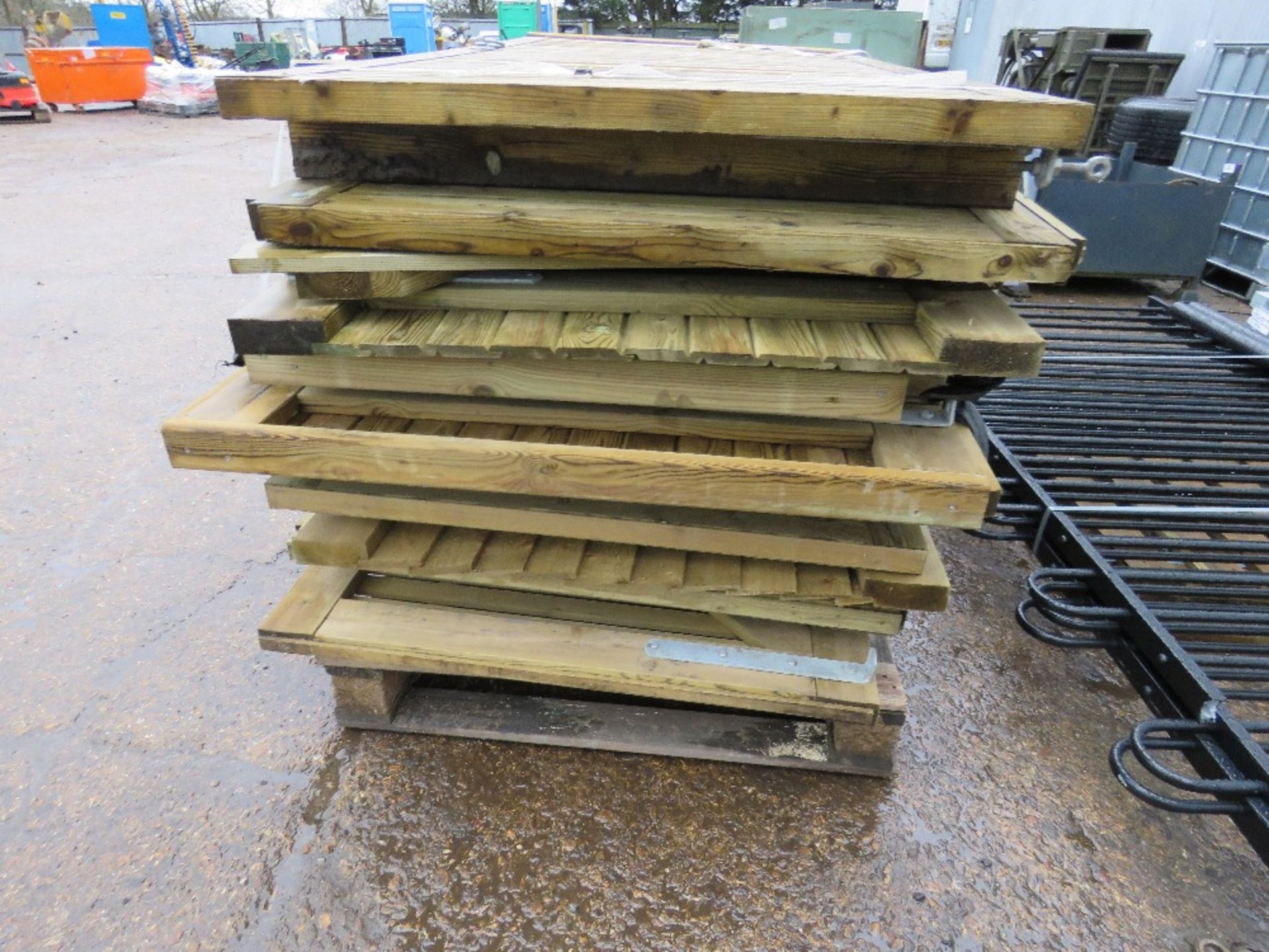 PALLET CONTAINING APPROXIMATELY 12 X WOODEN PEDESTRIAN GATES. - Image 3 of 4