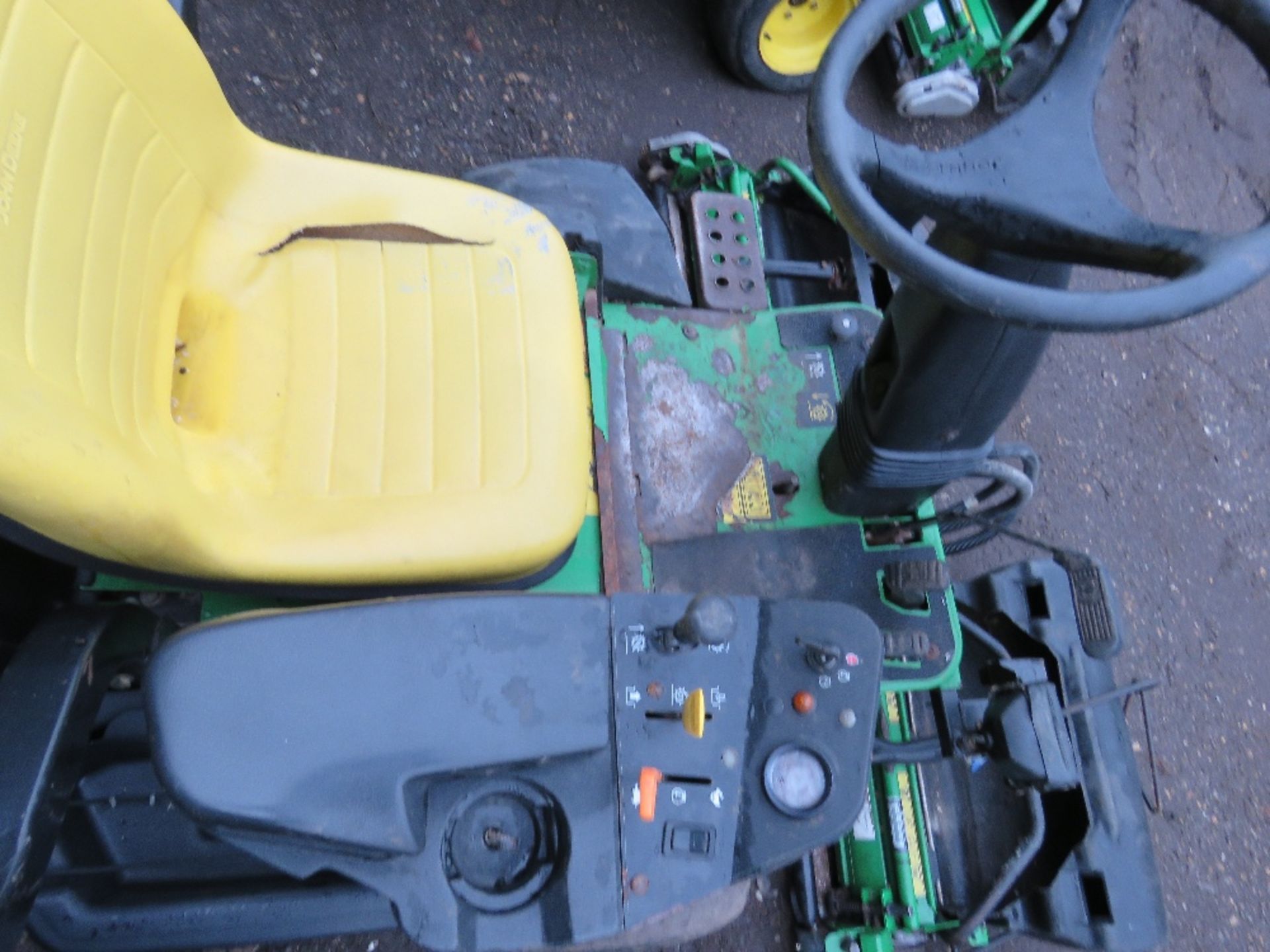 JOHN DEERE 2500A 3 WHEELED GREENS MOWER WITH COLLECTION BOXES. YEAR 2005 BUILD. - Image 6 of 8