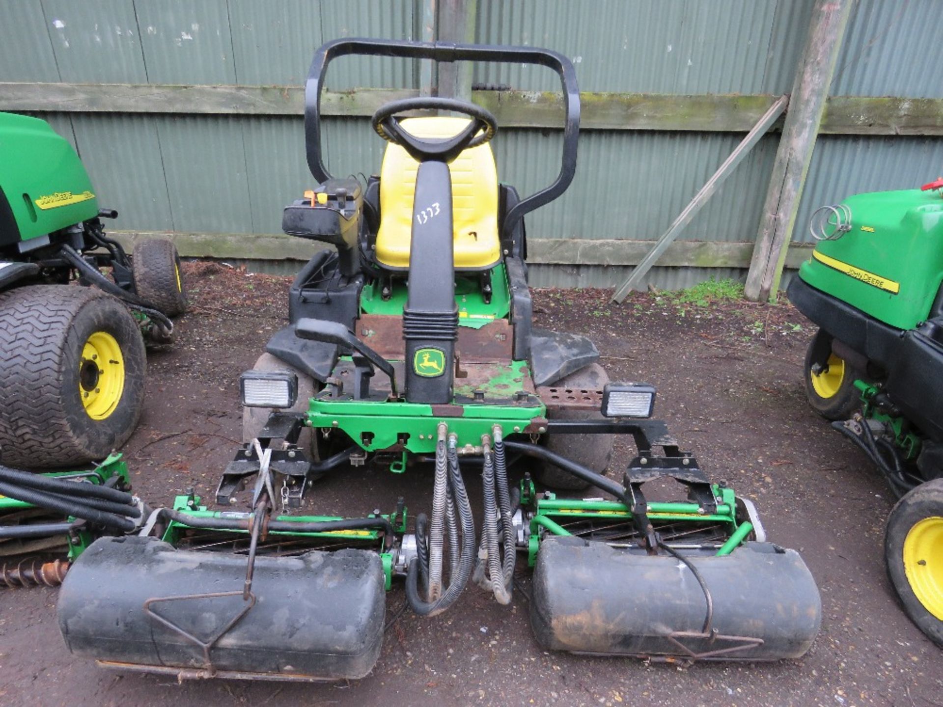 JOHN DEERE 2500A 3 WHEELED GREENS MOWER WITH COLLECTION BOXES. YEAR 2005 BUILD.