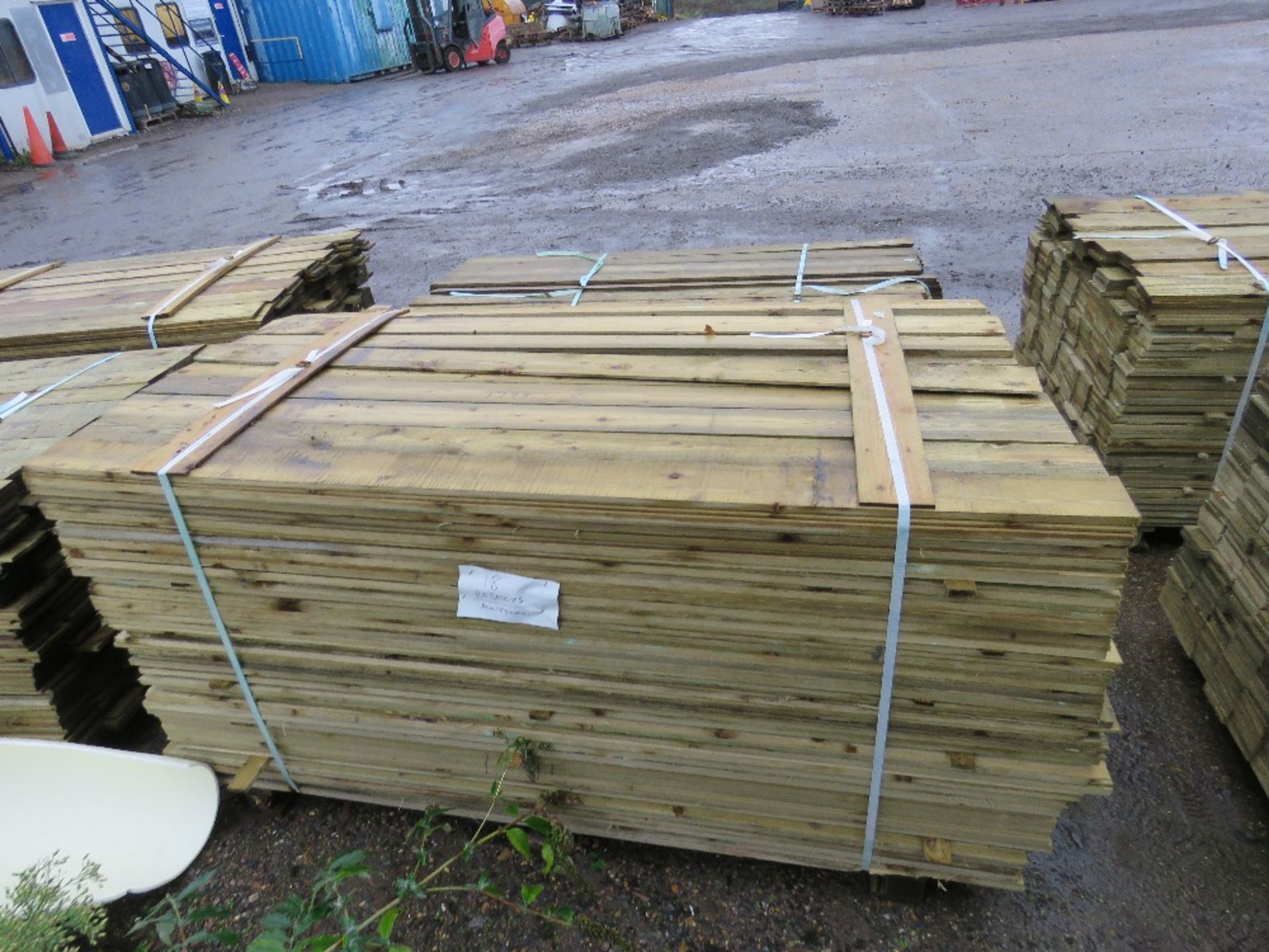 LARGE PACK OF FEATHER EDGE TIMBER FENCE CLADDING. 1.8M LENGTH X 10.5CM WIDTH APPROX. - Image 3 of 3