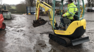 YANMAR SV15 MINI EXCAVATOR, YEAR 2012 BUILD WITH 3 BUCKETS. 3464 REC HOURS. DIRECT EX LOCAL COMPANY