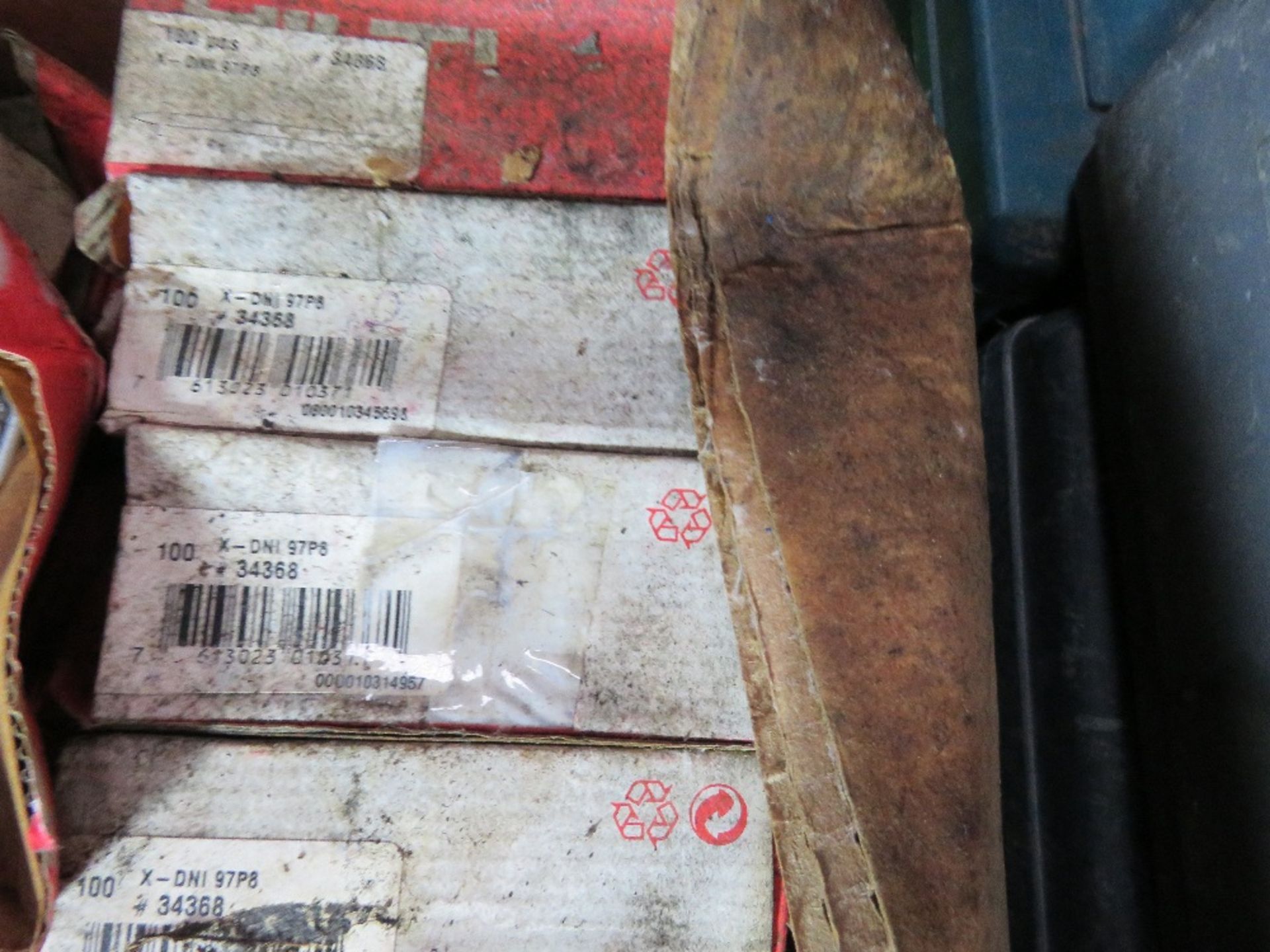 BOX CONTAINING A LARGE AMOUNT OF HILTI NAIL FIXINGS. - Image 4 of 5