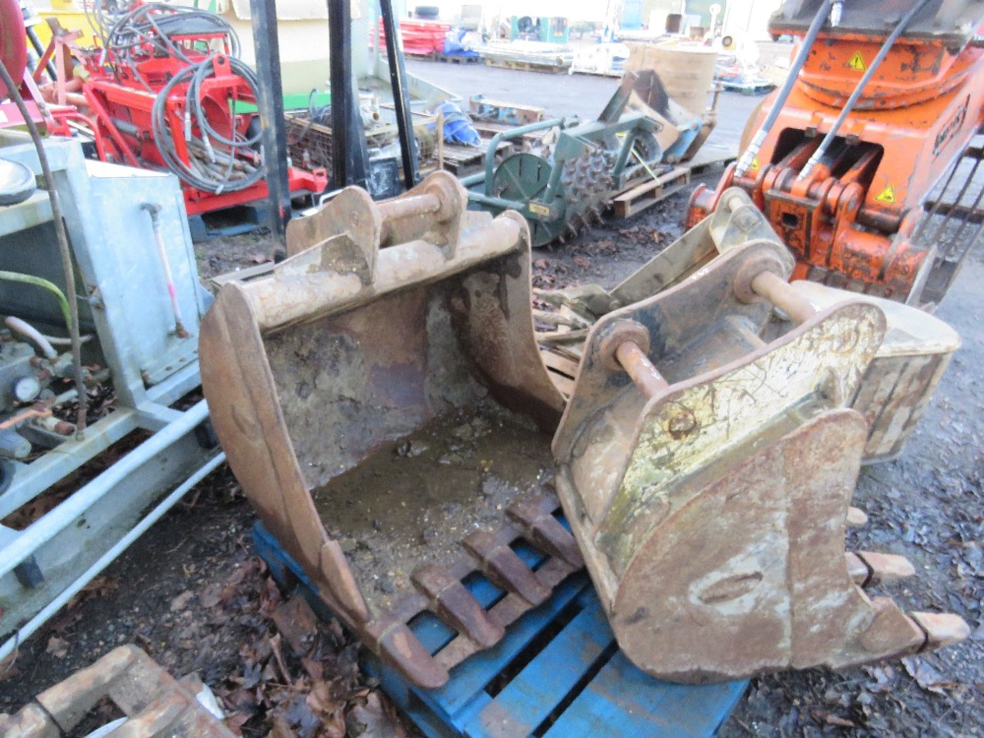 2 X EXCAVATOR BUCKETS ON 45MM PINS. 36" AND 18". 29CM PIN CENTRES, 20CM THROAT APPROX. - Image 2 of 3