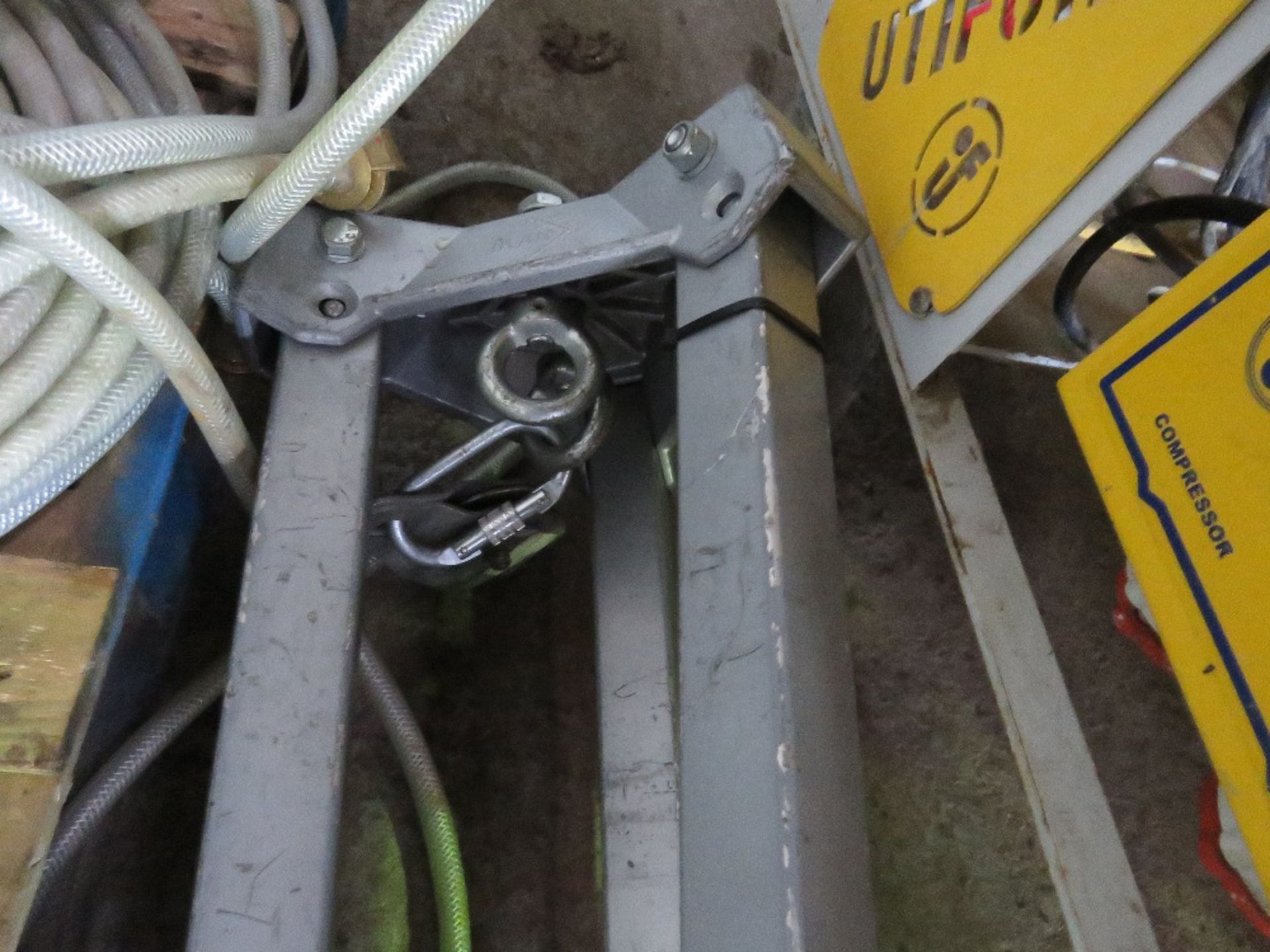 MANHOLE RECOVERY TRIPOD, UNTESTED. SOURCED FROM DEPOT CLEARANCE DUE TO A CHANGE IN COMPANY POLICY. - Image 2 of 2