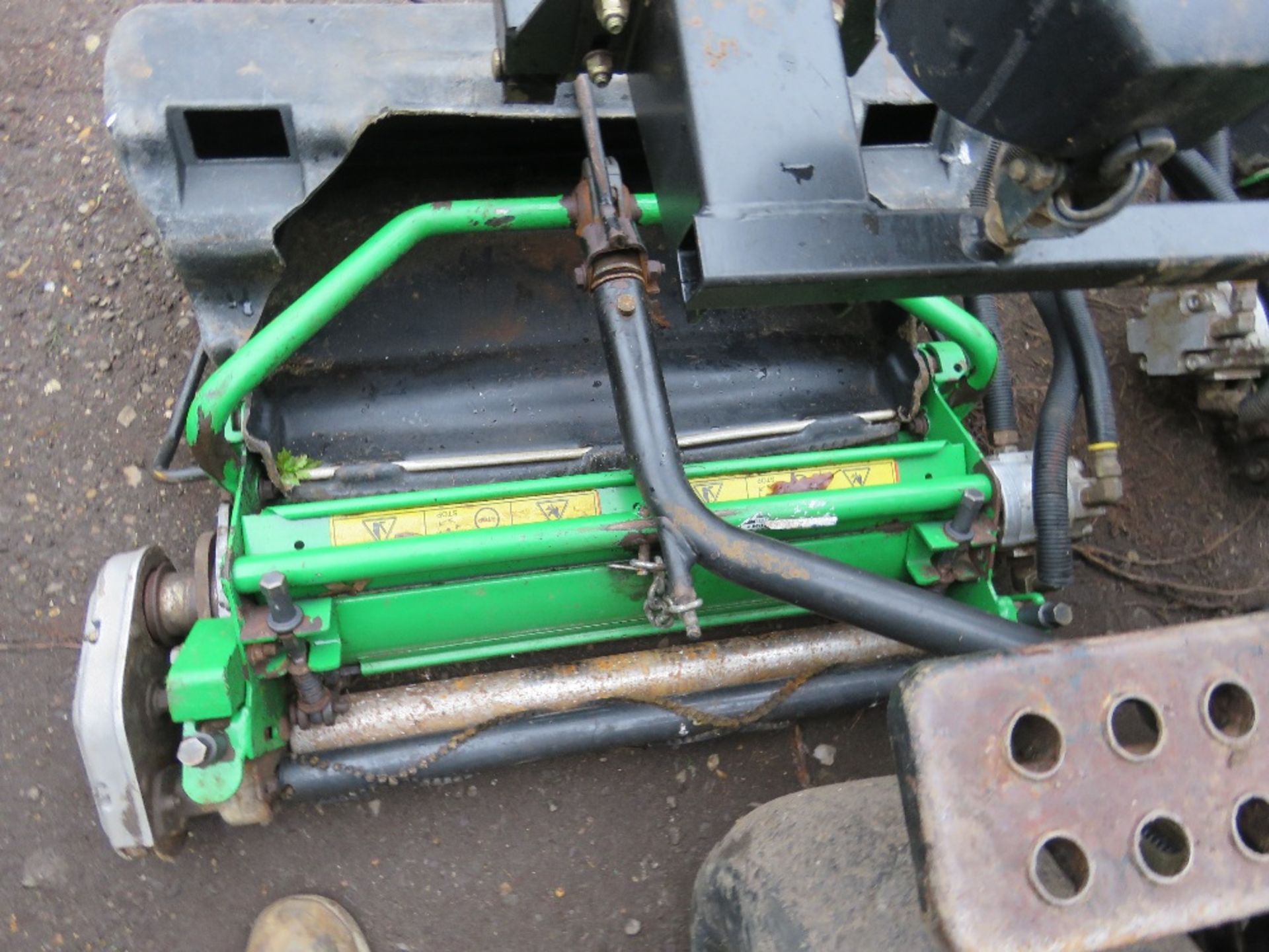 JOHN DEERE 2500A 3 WHEELED GREENS MOWER WITH COLLECTION BOXES. YEAR 2005 BUILD. - Image 8 of 8