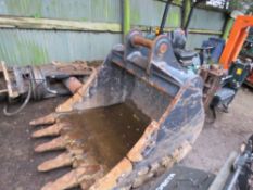 5FT WIDE ROCK DIGGING EXCAVATOR BUCKET. 90MM PINS. 41.5CM THROAT, 58CM CENTRES APPROX. LITTLE USED.