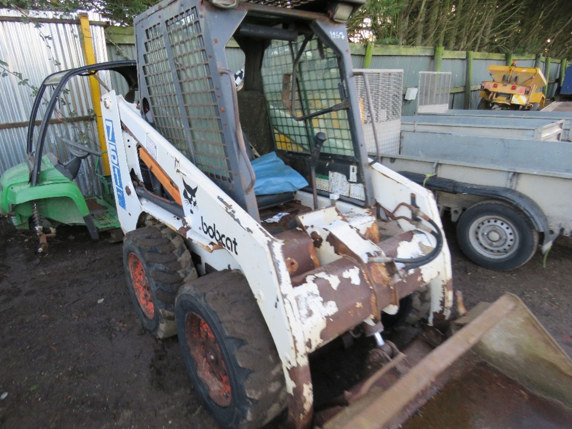 BOBCAT 751 SKIDSTEER LOADER WITH BUCKET AND FORKS. SN:514911037. - Image 2 of 5