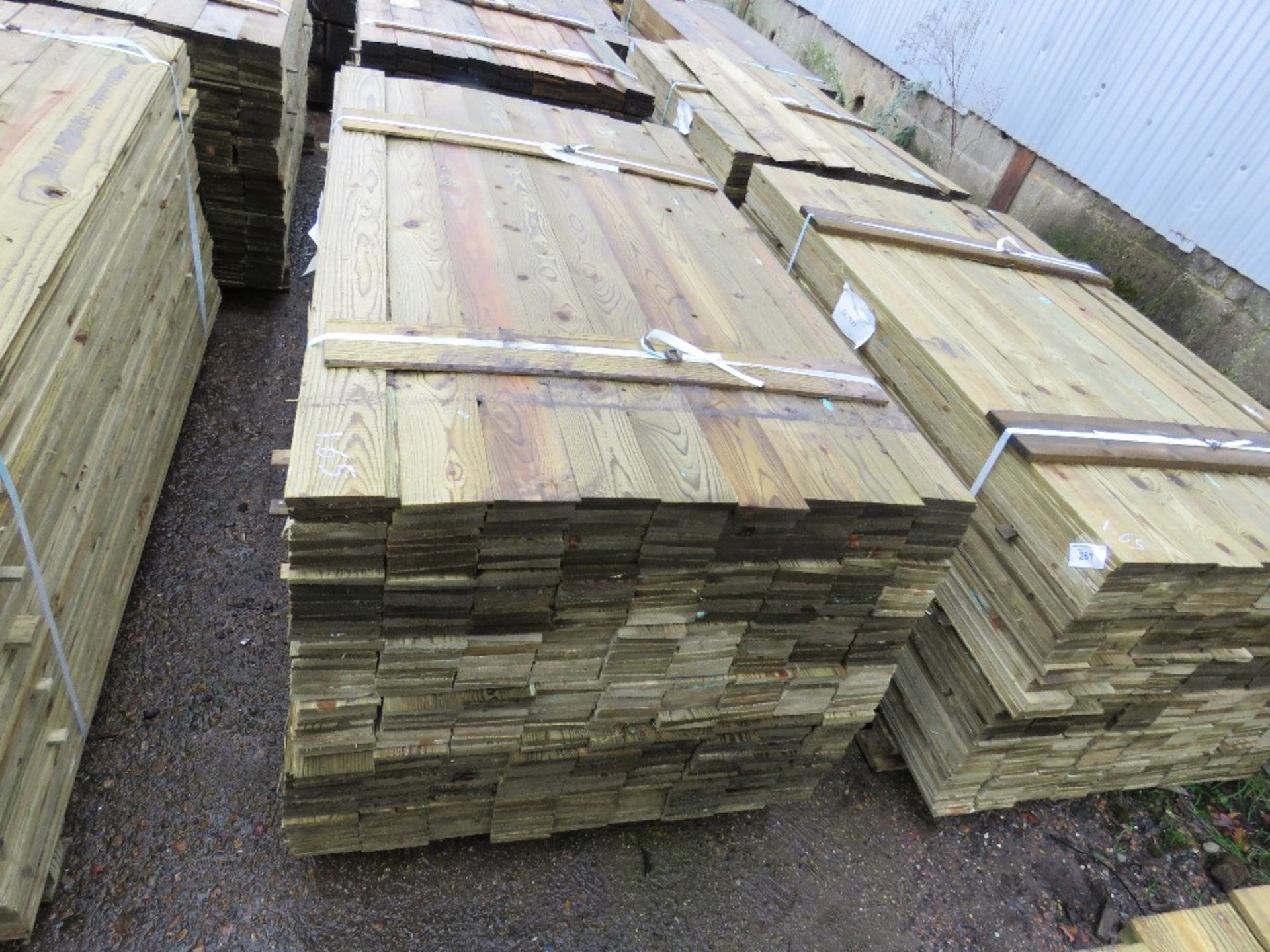 LARGE PACK OF FEATHER EDGE TIMBER FENCE CLADDING. 1.65M LENGTH X 10.5CM WIDTH APPROX.