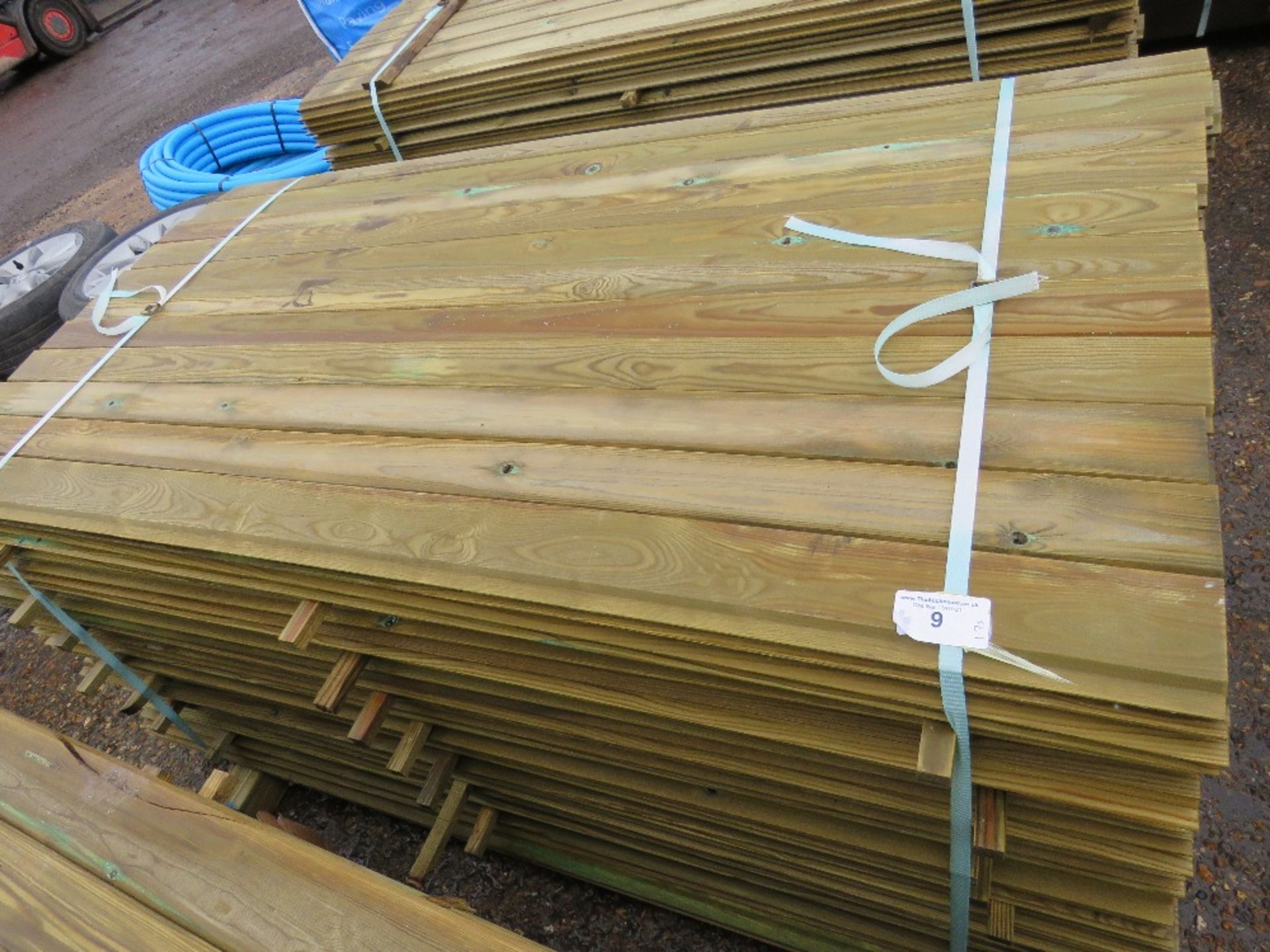 LARGE PACK OF SHIPLAP FENCE CLADDING TIMBER. 1.73M LEGTH X 10CM WIDTH APPROX.