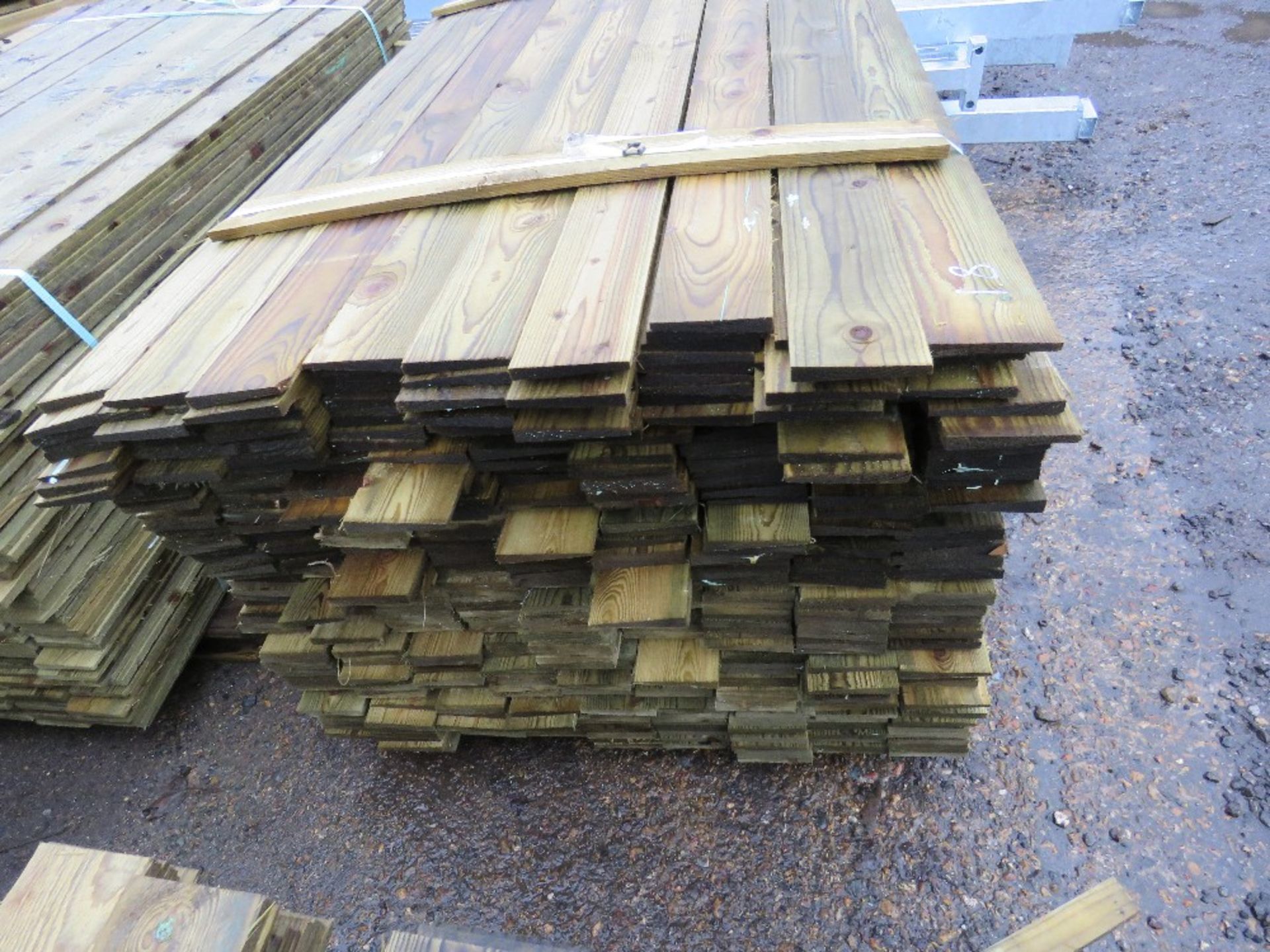 LARGE PACK OF FEATHER EDGE TIMBER FENCE CLADDING. 1.8M LENGTH X 10.5CM WIDTH APPROX. - Image 2 of 3