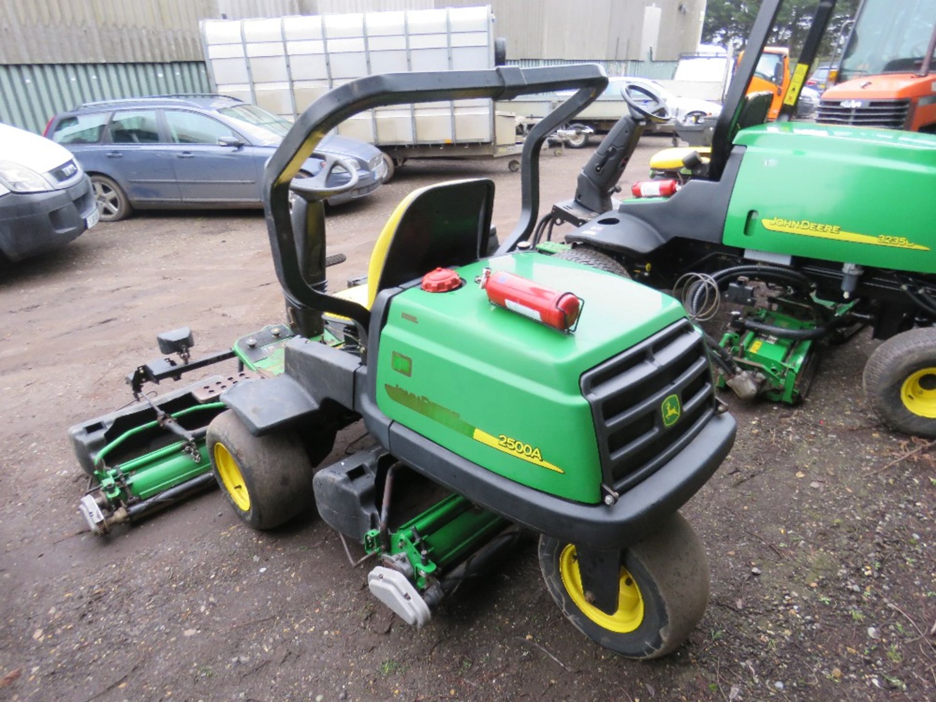 JOHN DEERE 2500A 3 WHEELED GREENS MOWER WITH COLLECTION BOXES. YEAR 2005 BUILD. - Image 3 of 8