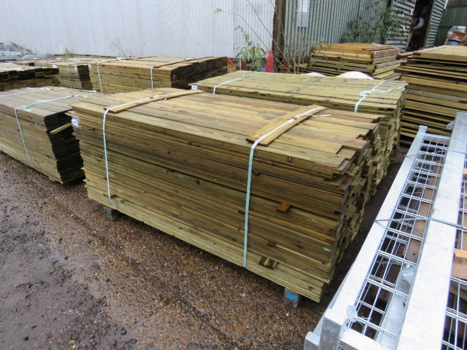 LARGE PACK OF FEATHER EDGE TIMBER FENCE CLADDING. 1.8M LENGTH X 10.5CM WIDTH APPROX. - Image 3 of 3