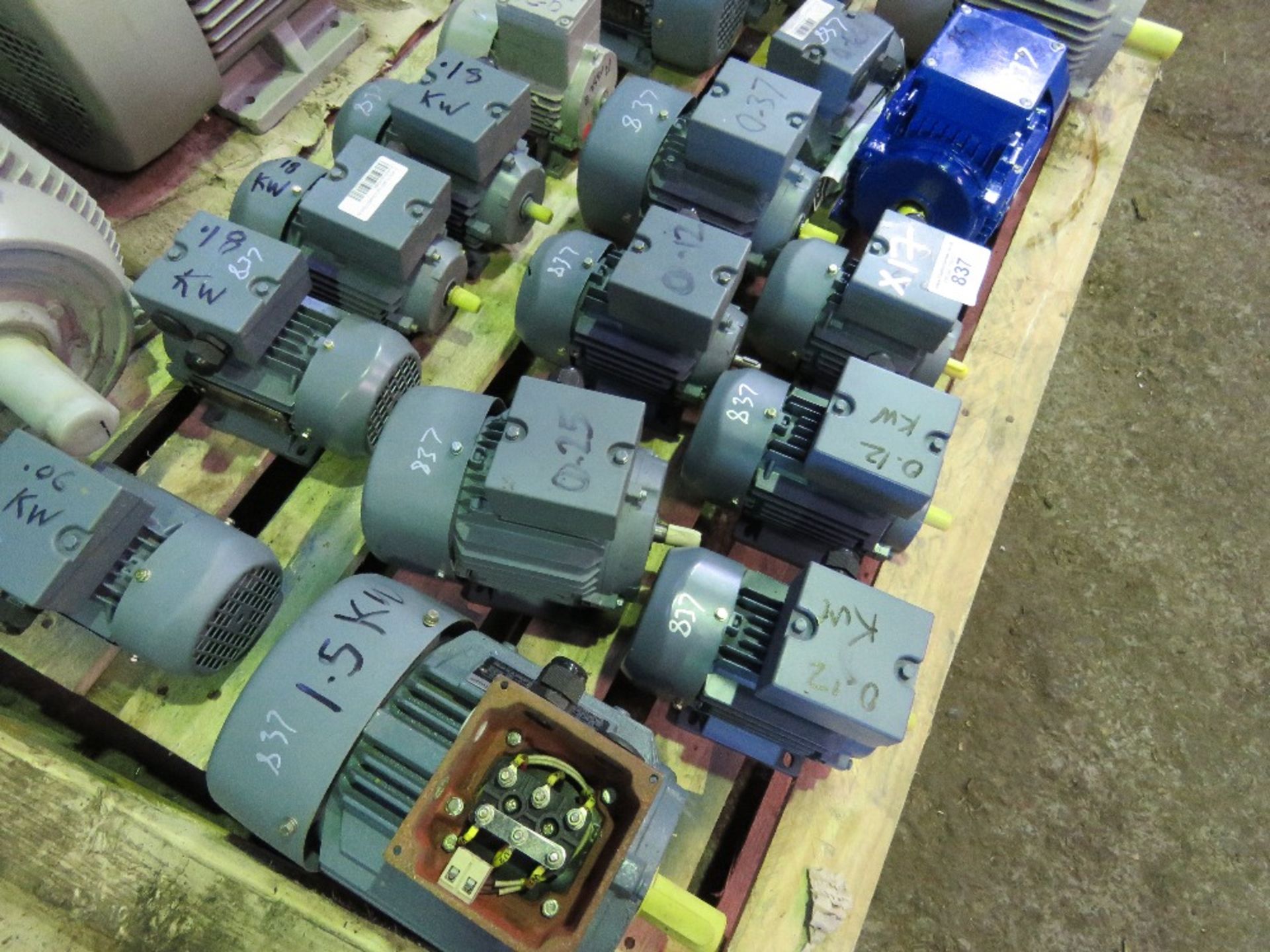 PALLET OF 17 X SMALL SIZED ELECTRIC MOTORS, 0.12-1.5KW. SOURCED FROM MANUFACTURING COMPANY'S STOCK T - Image 6 of 6