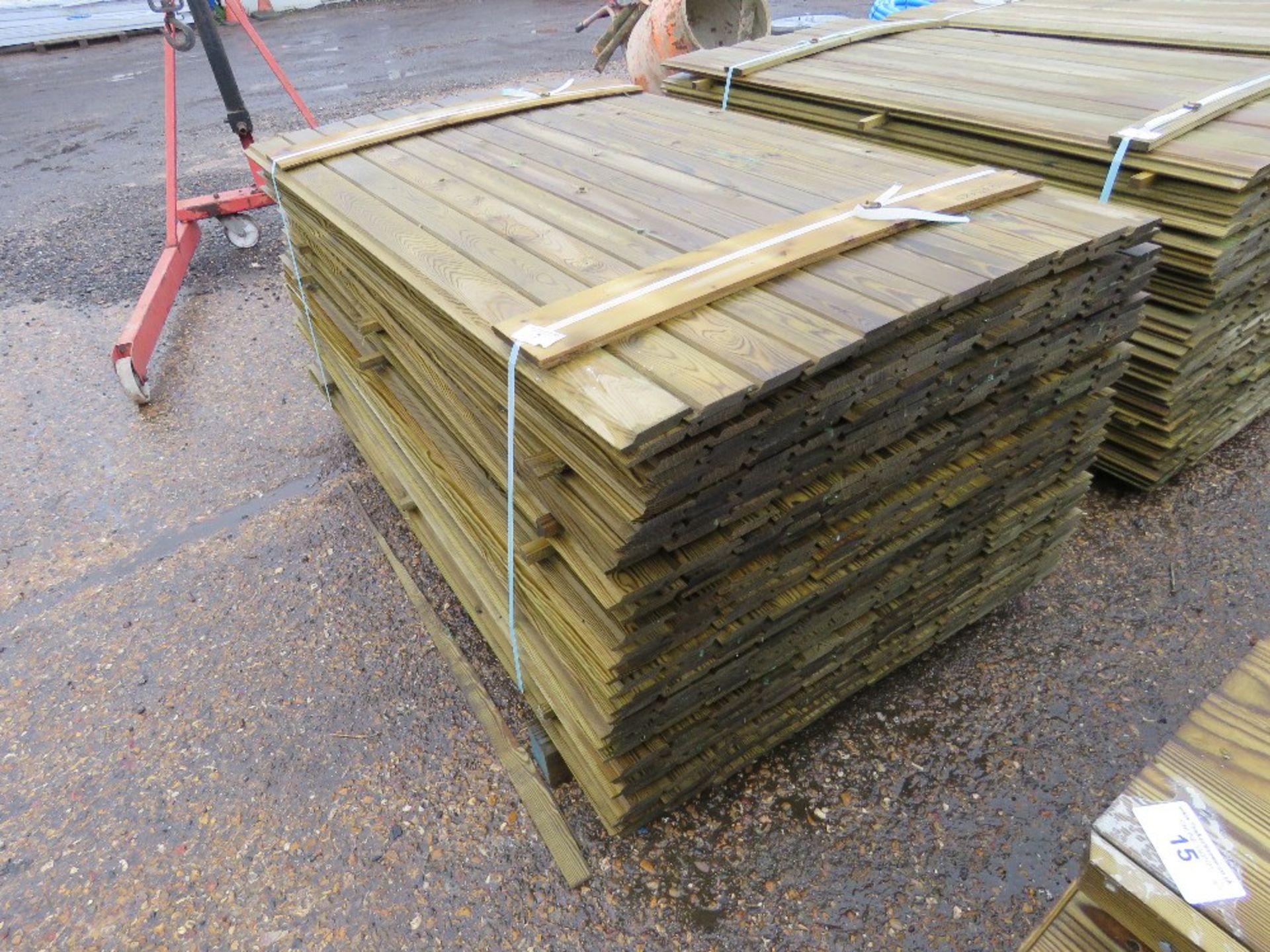 LARGE PACK OF SHIPLAP FENCE CLADDING TIMBER. 1.73M LEGTH X 10CM WIDTH APPROX. - Image 2 of 2