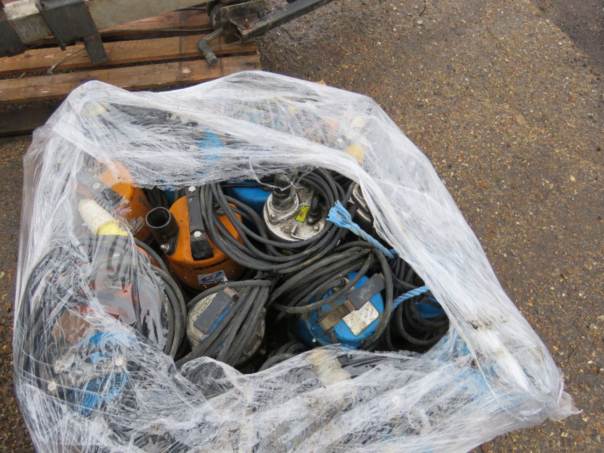 PALLET OF 18 X SUBMERSIBLE WATER PUMPS. - Image 2 of 2