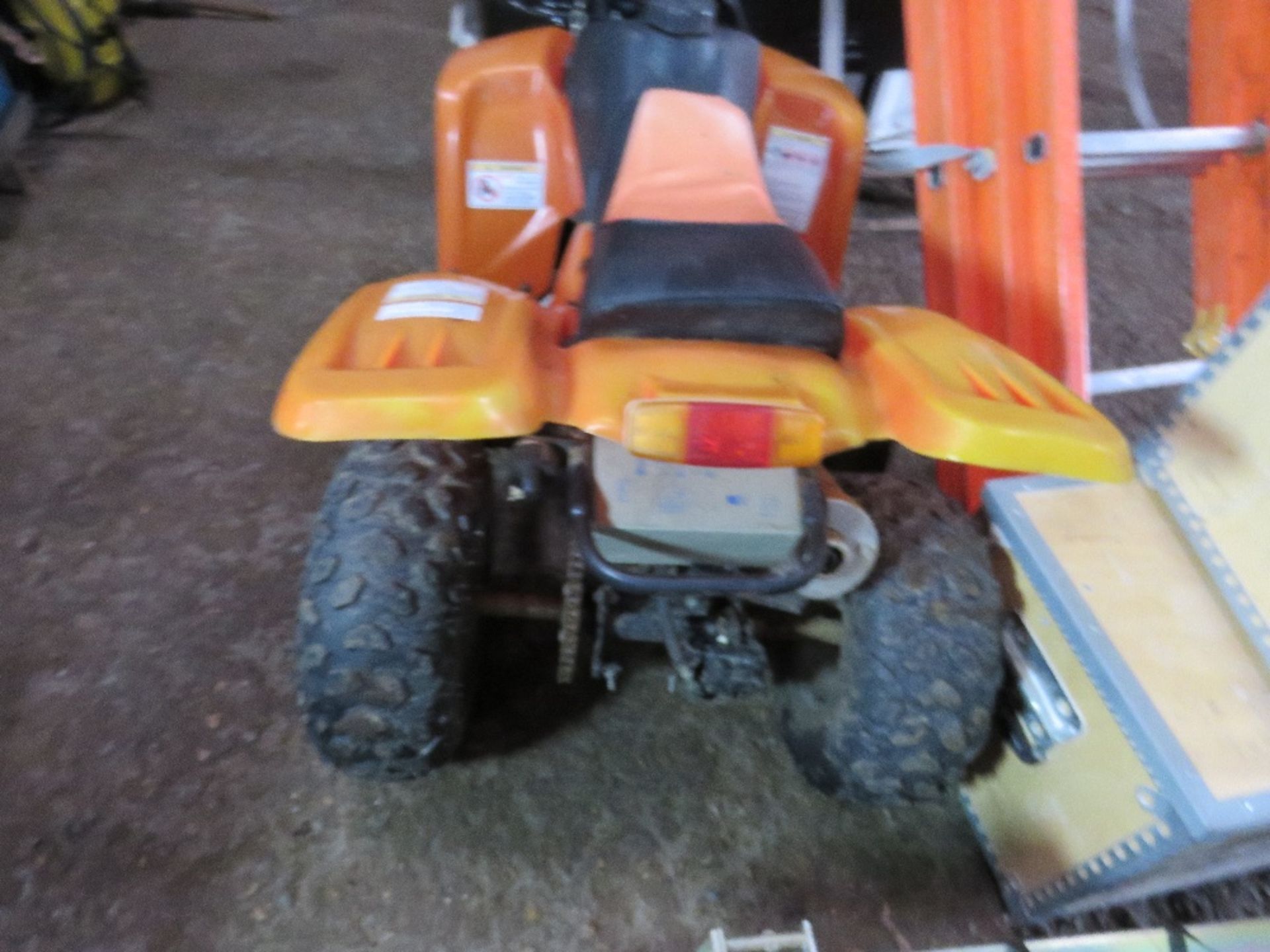 SMALL SIZED PETROL ENGINED CHILD'S QUAD BIKE. WHEN TESTED WAS SEEN TO TURN OVER BUT NOT START (SEEMS - Image 2 of 4