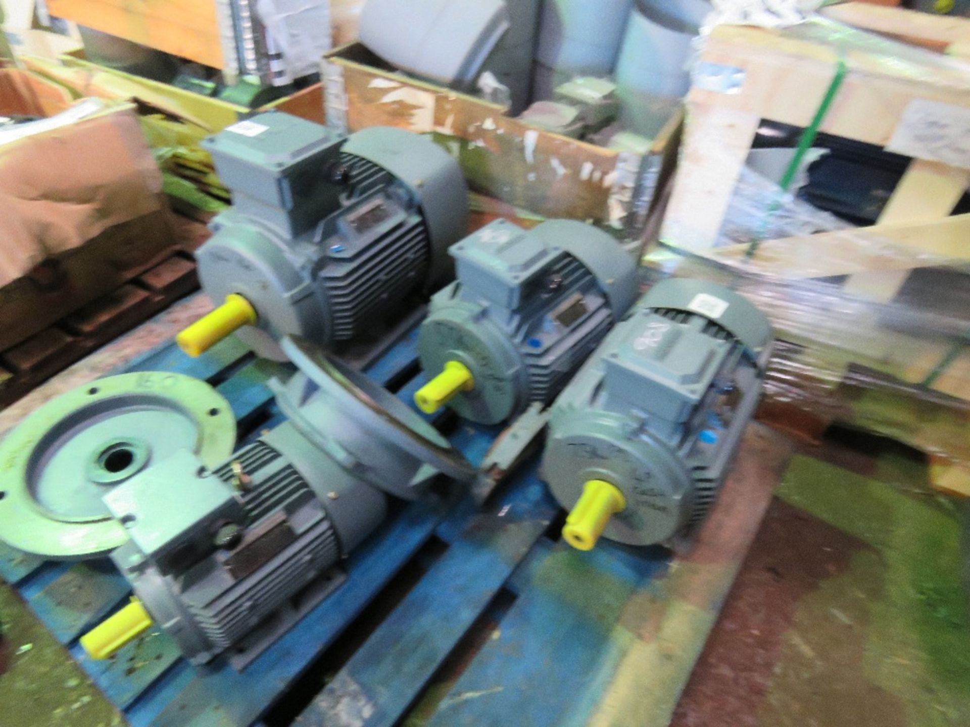 PALLET OF 4 X ELECTRIC MOTORS PLUS FLANGES. SIZES: 11KW, 7.5KW, 5.5KW, 3KW. SOURCED FROM MANUFACTURI - Image 4 of 5