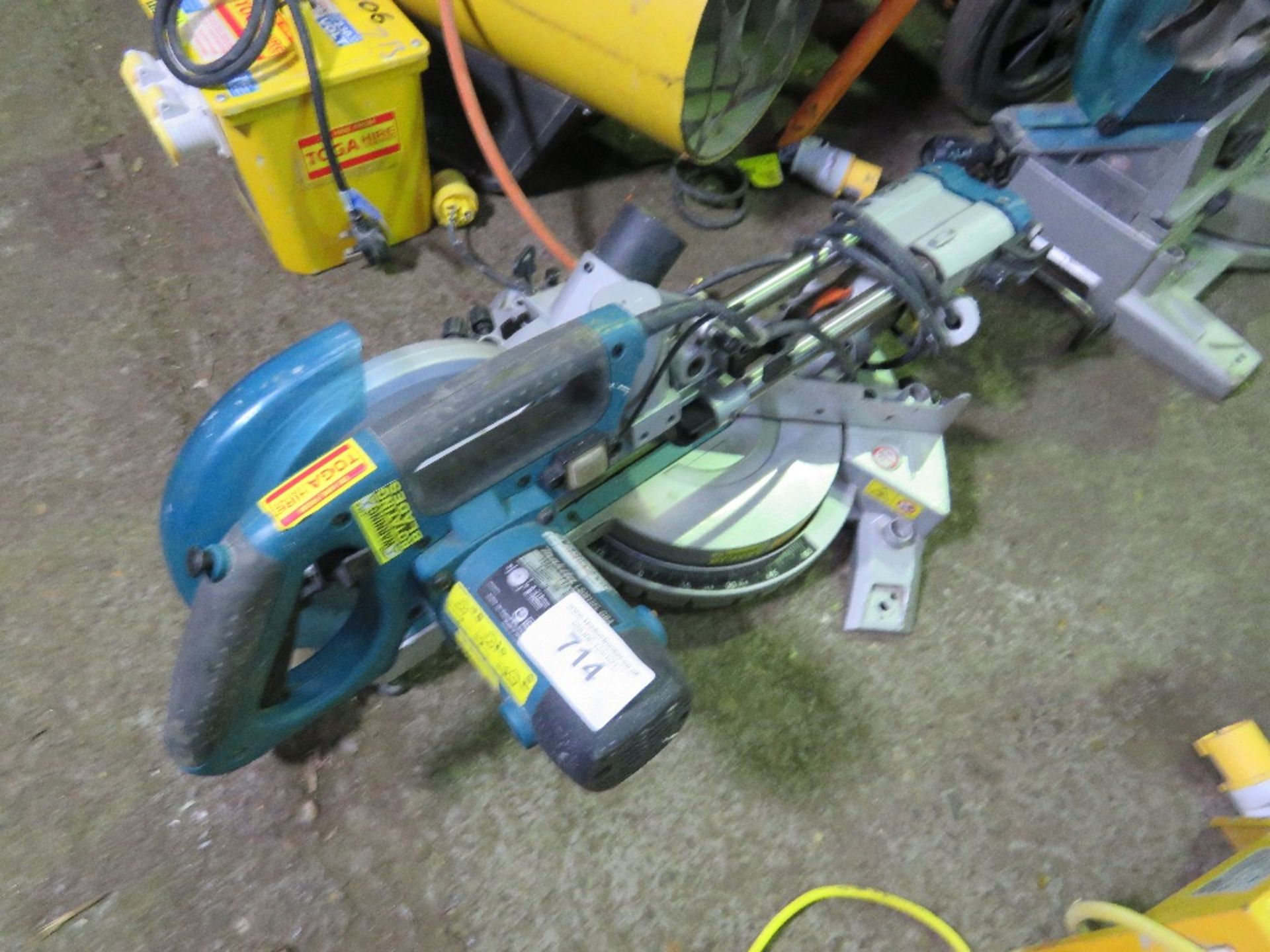 MAKITA 110VOLT MITRE SAW. UNTESTED, CONDITION UNKNOWN.